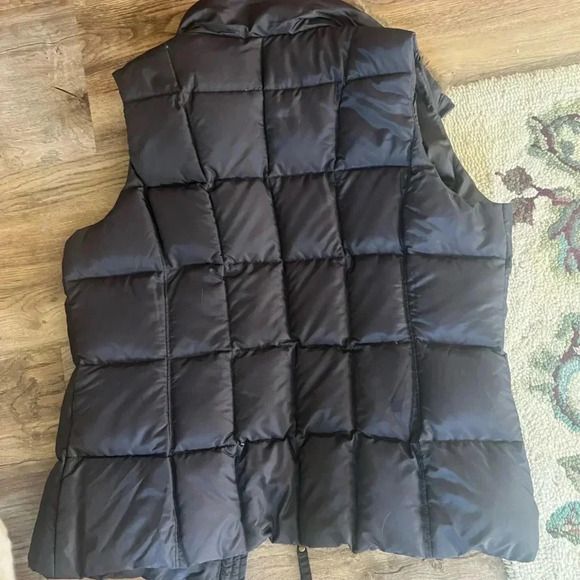 Lands End ladies puffer vest with faux fur collar M. 10/12 Brand new. - Picture 3 of 16